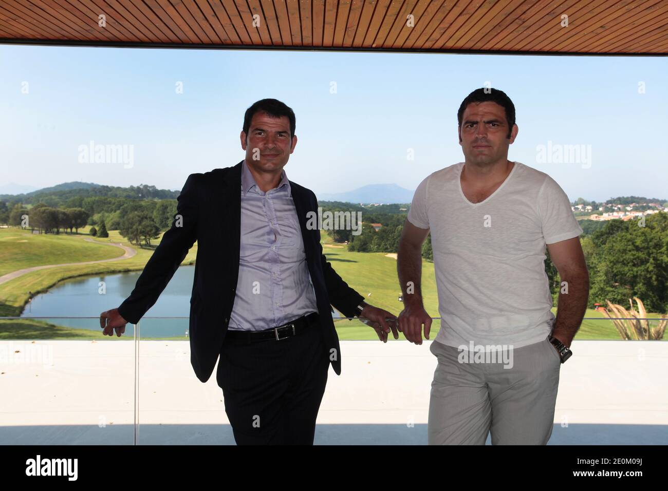Der ehemalige Frankreich Rugby Trainer Marc und sein Bruder Thomas Lievremont posiert in ihrem neuen 950 m² 'Makila SPA' mit Massagen und Beauty Care Kabinen, Fitness, Sauna, Jacuzzi, Hammam, Gym, Solarium und einer Teestube in Biarritz, Frankreich am 1. Juni 2012. Foto von Patrick Tohier/Photomobile/ABACAPRESS.COM Stockfoto