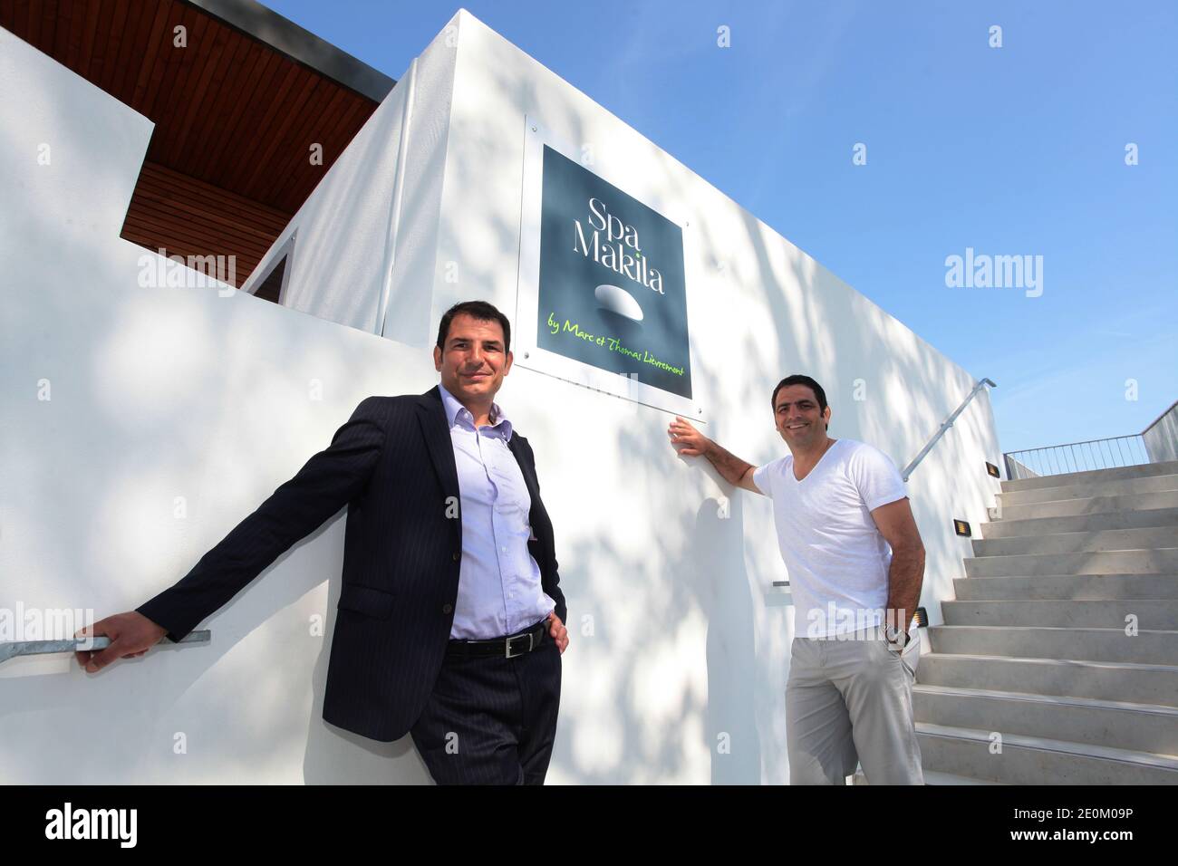 Der ehemalige Frankreich Rugby Trainer Marc und sein Bruder Thomas Lievremont posiert in ihrem neuen 950 m² 'Makila SPA' mit Massagen und Beauty Care Kabinen, Fitness, Sauna, Jacuzzi, Hammam, Gym, Solarium und einer Teestube in Biarritz, Frankreich am 1. Juni 2012. Foto von Patrick Tohier/Photomobile/ABACAPRESS.COM Stockfoto