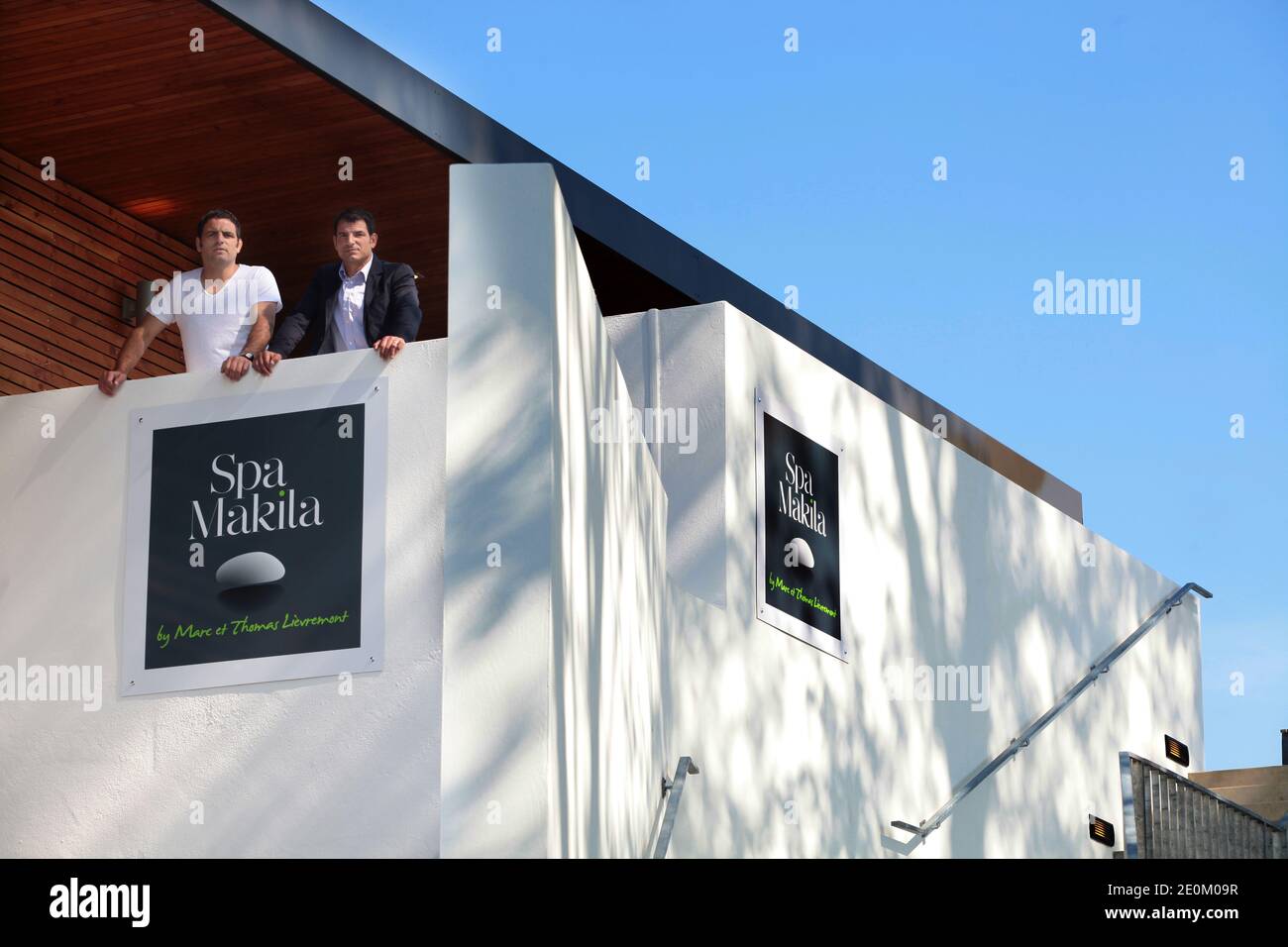 Der ehemalige Frankreich Rugby Trainer Marc und sein Bruder Thomas Lievremont posiert in ihrem neuen 950 m² 'Makila SPA' mit Massagen und Beauty Care Kabinen, Fitness, Sauna, Jacuzzi, Hammam, Gym, Solarium und einer Teestube in Biarritz, Frankreich am 1. Juni 2012. Foto von Patrick Tohier/Photomobile/ABACAPRESS.COM Stockfoto