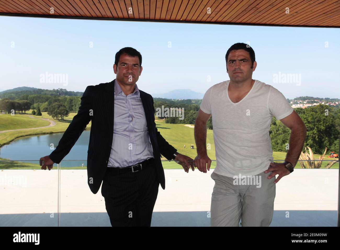 Der ehemalige Frankreich Rugby Trainer Marc und sein Bruder Thomas Lievremont posiert in ihrem neuen 950 m² 'Makila SPA' mit Massagen und Beauty Care Kabinen, Fitness, Sauna, Jacuzzi, Hammam, Gym, Solarium und einer Teestube in Biarritz, Frankreich am 1. Juni 2012. Foto von Patrick Tohier/Photomobile/ABACAPRESS.COM Stockfoto
