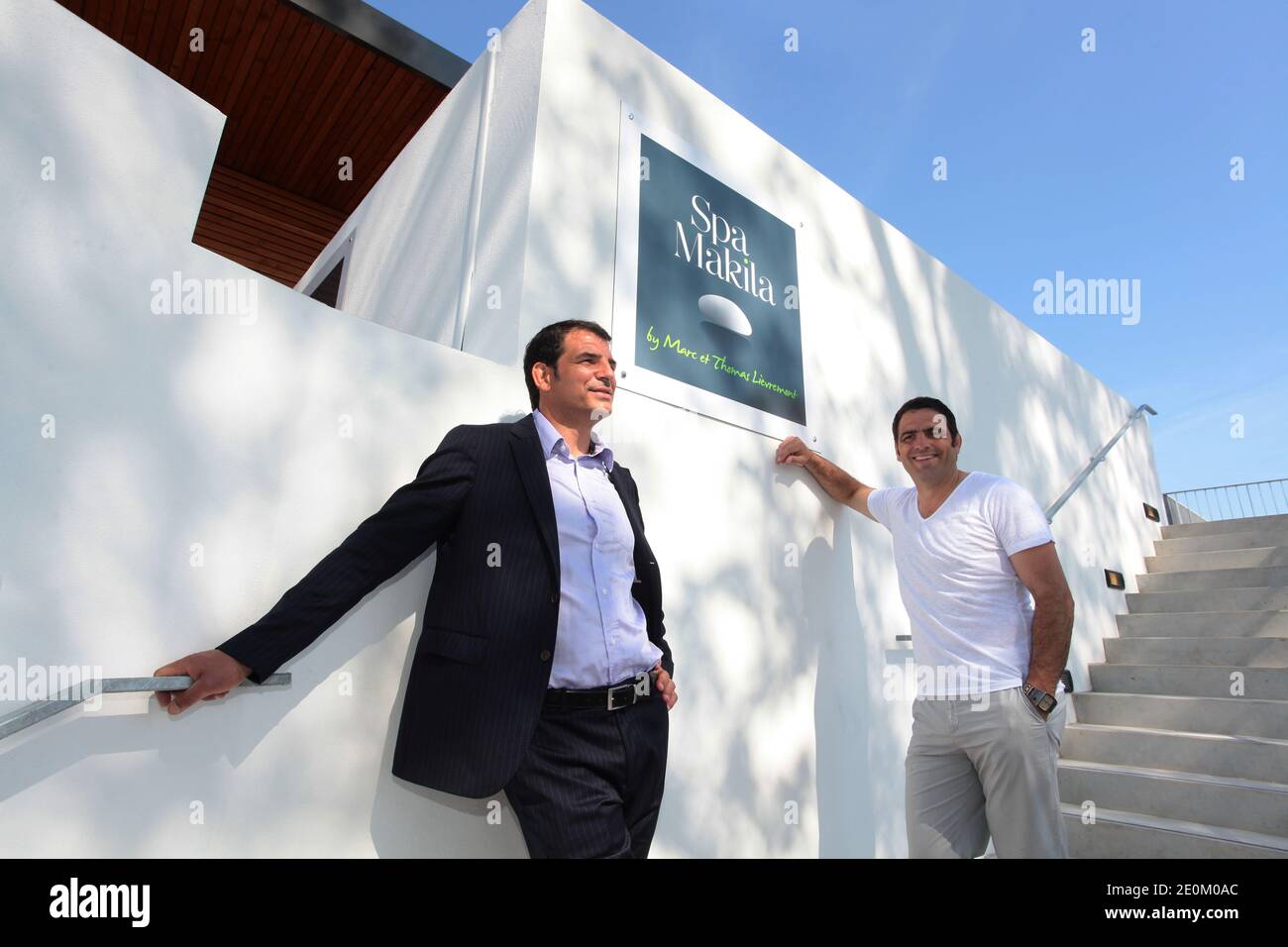 Der ehemalige Frankreich Rugby Trainer Marc und sein Bruder Thomas Lievremont posiert in ihrem neuen 950 m² 'Makila SPA' mit Massagen und Beauty Care Kabinen, Fitness, Sauna, Jacuzzi, Hammam, Gym, Solarium und einer Teestube in Biarritz, Frankreich am 1. Juni 2012. Foto von Patrick Tohier/Photomobile/ABACAPRESS.COM Stockfoto