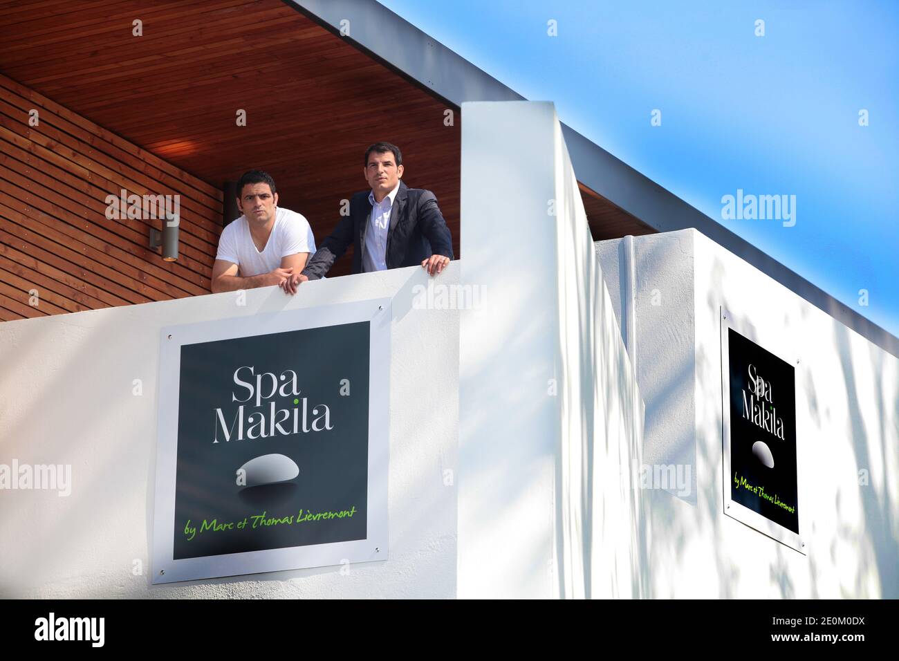 Der ehemalige Frankreich Rugby Trainer Marc und sein Bruder Thomas Lievremont posiert in ihrem neuen 950 m² 'Makila SPA' mit Massagen und Beauty Care Kabinen, Fitness, Sauna, Jacuzzi, Hammam, Gym, Solarium und einer Teestube in Biarritz, Frankreich am 1. Juni 2012. Foto von Patrick Tohier/Photomobile/ABACAPRESS.COM Stockfoto
