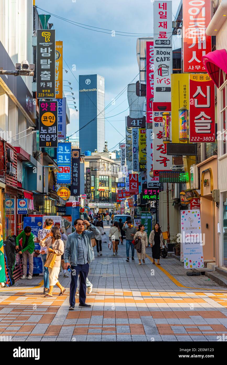 GWANGJU, KOREA, 22. OKTOBER 2019: Geschäfte an einer Straße im Zentrum von Gwangju, Republik Korea Stockfoto