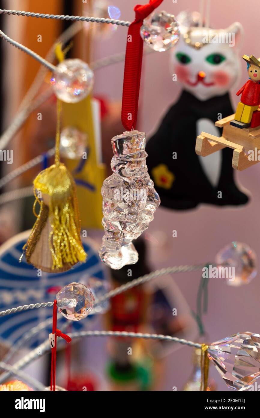 Vintage Weihnachtsschmuck auf Modern Holiday Tree, USA Stockfoto