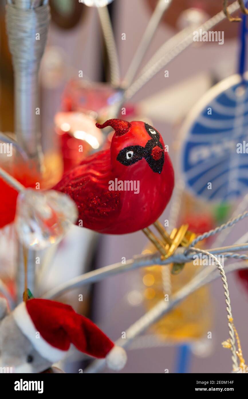 Vintage Weihnachtsschmuck auf Modern Holiday Tree, USA Stockfoto