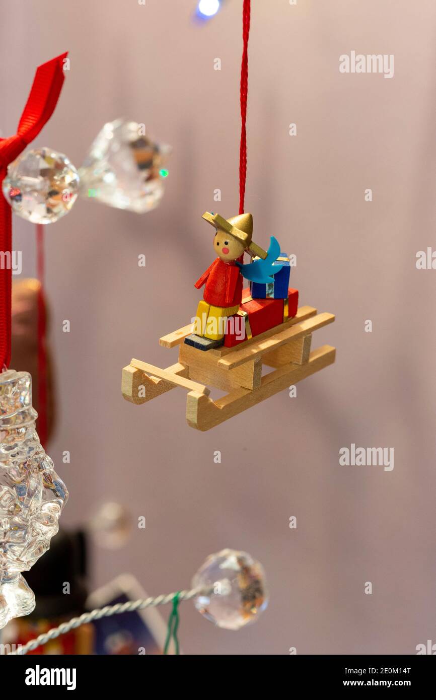 Vintage Weihnachtsschmuck auf Modern Holiday Tree, USA Stockfoto
