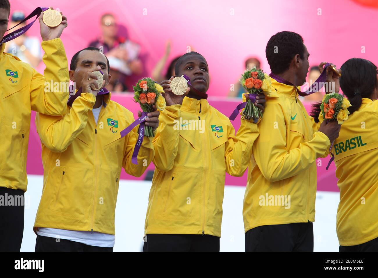 Brasiliens Fußballmannschaft erhält ihre Goldmedaillen nach dem 5-A-Side-Fußball-Goldmedaillenfinale, Frankreich gegen Brasilien während der Paralympischen Spiele 2012 in London im Olympiapark in London, Großbritannien am 8. September 2012. Brasilien gewann 2:0. Der Paralympische 5-a-Side-Fußball wird von Teams ausgetragen, die aus vier sehbehinderten Außenspielern bestehen, die Augenbinden mit einem Torwart tragen, der möglicherweise vollständig gesichtet ist. Der Fußball, mit dem sie spielen, enthält Kugellager, um ein Geräusch zu erzeugen, wenn er sich bewegt. Foto von Pasco/ABACAPRESS.COM Stockfoto