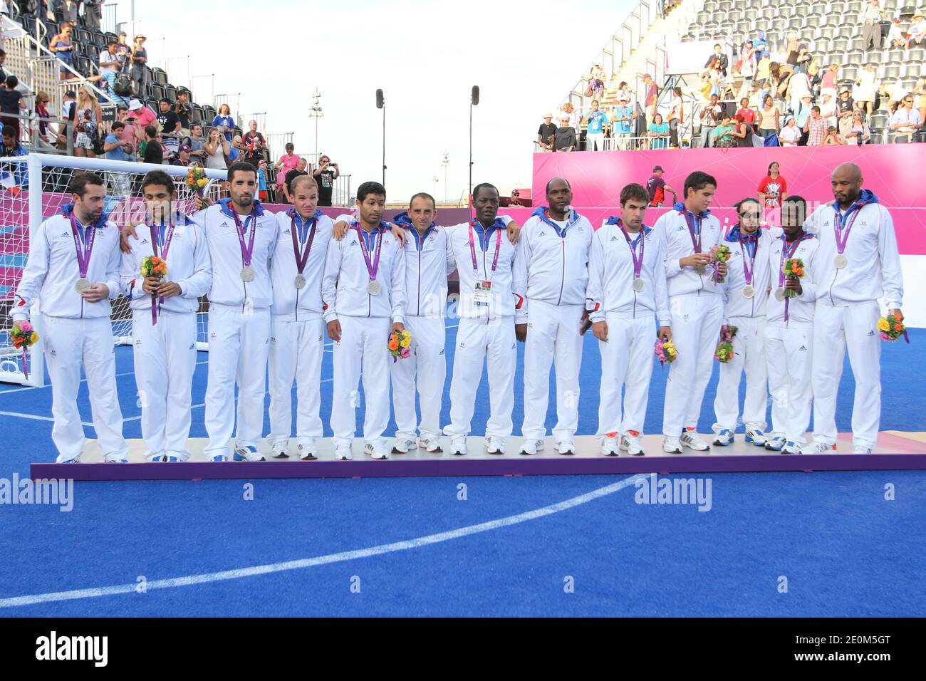 Frankreichs Fußballmannschaft erhält ihre Silbermedaillen nach dem 5-A-Side-Fußball-Goldmedaillenfinale, Frankreich gegen Brasilien während der Paralympischen Spiele 2012 in London im Olympiapark in London, Großbritannien am 8. September 2012. Brasilien gewann 2:0. Der Paralympische 5-a-Side-Fußball wird von Teams ausgetragen, die aus vier sehbehinderten Außenspielern bestehen, die Augenbinden mit einem Torwart tragen, der möglicherweise vollständig gesichtet ist. Der Fußball, mit dem sie spielen, enthält Kugellager, um ein Geräusch zu erzeugen, wenn er sich bewegt. Foto von Pasco/ABACAPRESS.COM Stockfoto