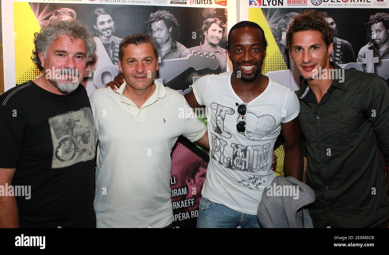 OL's Assistant Coach Bruno Genesio, Joel Bats, ETG's Sydney Govou und OL's Jeremy Clement beim 6. 'Foot Concert', organisiert von der Huntington Avenir Association, im Palais des Sports in Lyon, Frankreich, September 10,2012. Foto von Vincent Dargent/ABACAPRESS.COM Stockfoto