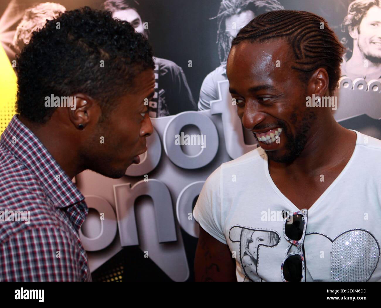 ETG's Sydney Govou und OL's Michel Bastos beim 6. 'Foot Concert', organisiert von der Huntington Avenir Association, im September 10,2012 im Palais des Sports in Lyon, Frankreich. Foto von Vincent Dargent/ABACAPRESS.COM Stockfoto