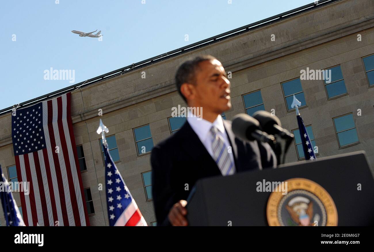 Ein Flugzeug hebt den National Reagan Airport während der Rede von Präsident Barack Obama im Pentagon, in Arlington, VA, USA, am 11. September 2012 ab. Foto von Olivier Douliery/ABACAPRESS.COM Stockfoto