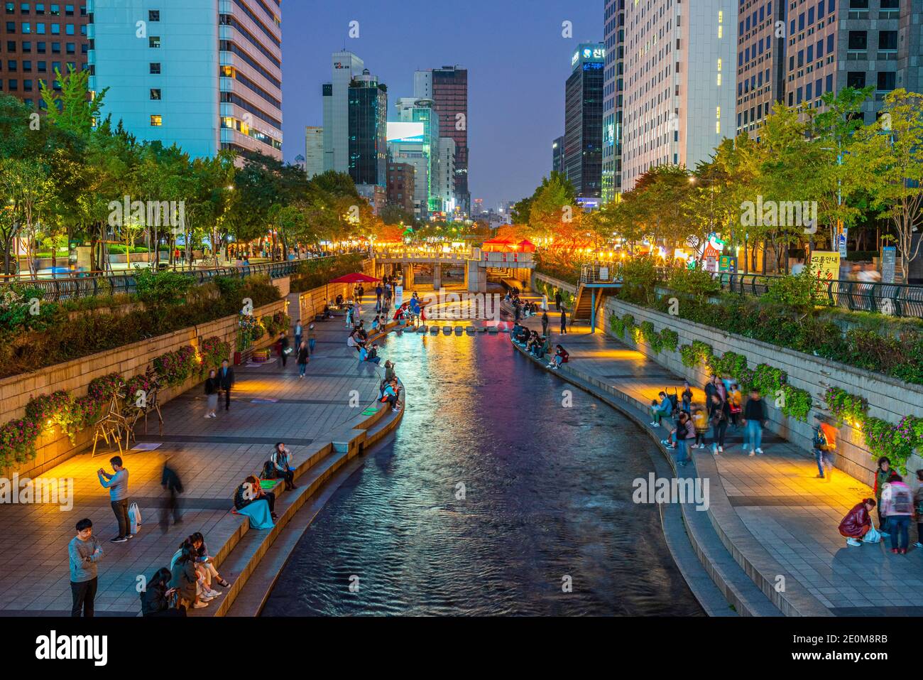 SEOUL, KOREA, 19. OKTOBER 2019: Nachtansicht des Cheonggye Platzes in Seoul, Republik Korea Stockfoto