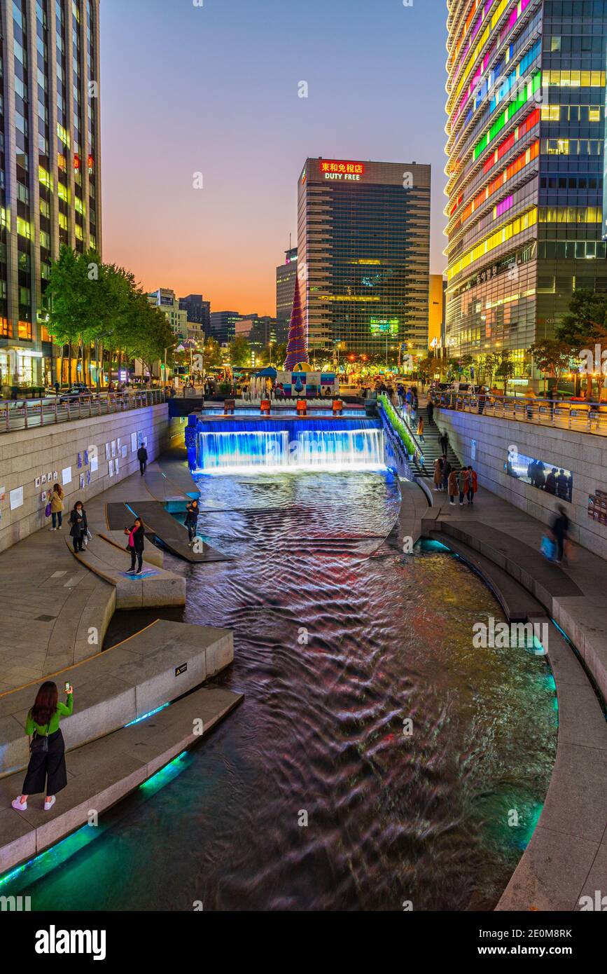 SEOUL, KOREA, 19. OKTOBER 2019: Nachtansicht des Cheonggye Platzes in Seoul, Republik Korea Stockfoto