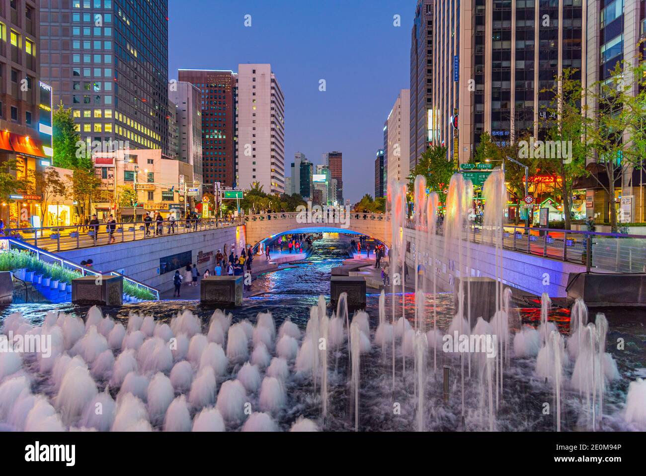 SEOUL, KOREA, 19. OKTOBER 2019: Nachtansicht des Cheonggye Platzes in Seoul, Republik Korea Stockfoto