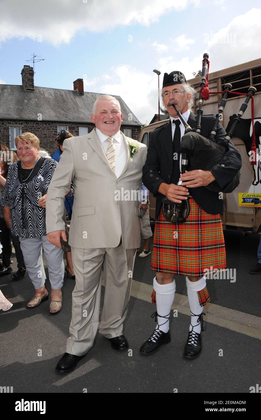 Thierry Olive Teilnahme an Thierry Olive und Annie (L'amour est dans le pre 7) Hochzeit in Ver, Frankreich, am 15. September 2012. Foto von Wyters/Marechal/ABACAPRESS.COM Stockfoto