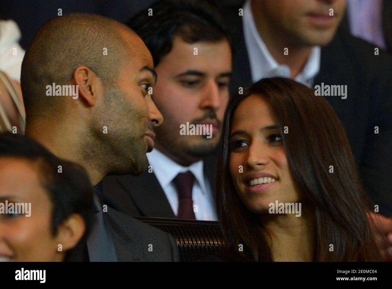 Tony Parker und seine Freundin Axelle während des UEFA Champions League Group A Fußballspiel, Paris Saint-Germain gegen Dynamo Kiew im Parc des Princes Stadion in Paris, Frankreich am 18. September 2012. PSG gewann 4:1. Foto von Henri Szwarc/ABACAPRESS.COM Stockfoto