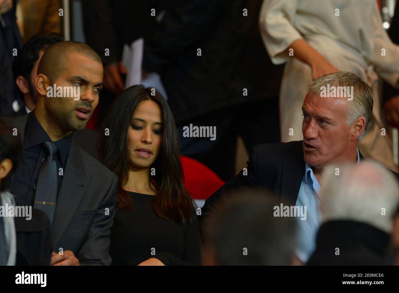 Tony Parker, seine Freundin Axelle und Didier Deschamps während des UEFA Champions League Group A Fußballspiel, Paris Saint-Germain gegen Dynamo Kiev im Parc des Princes Stadion in Paris, Frankreich am 18. September 2012. PSG gewann 4:1. Foto von Henri Szwarc/ABACAPRESS.COM Stockfoto