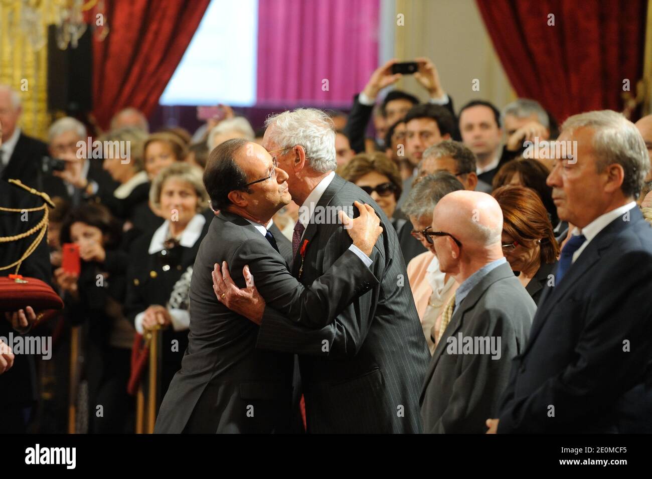 Der französische Präsident Francois Hollande verleiht dem ehemaligen Industrieminister Roger Fauroux am 18. September 2012 im Elysee-Palast in Paris den Titel des Grand Officier de la Legion d'Honneur. Foto von Jacques Witt/Pool/ABACAPRESS.COM Stockfoto