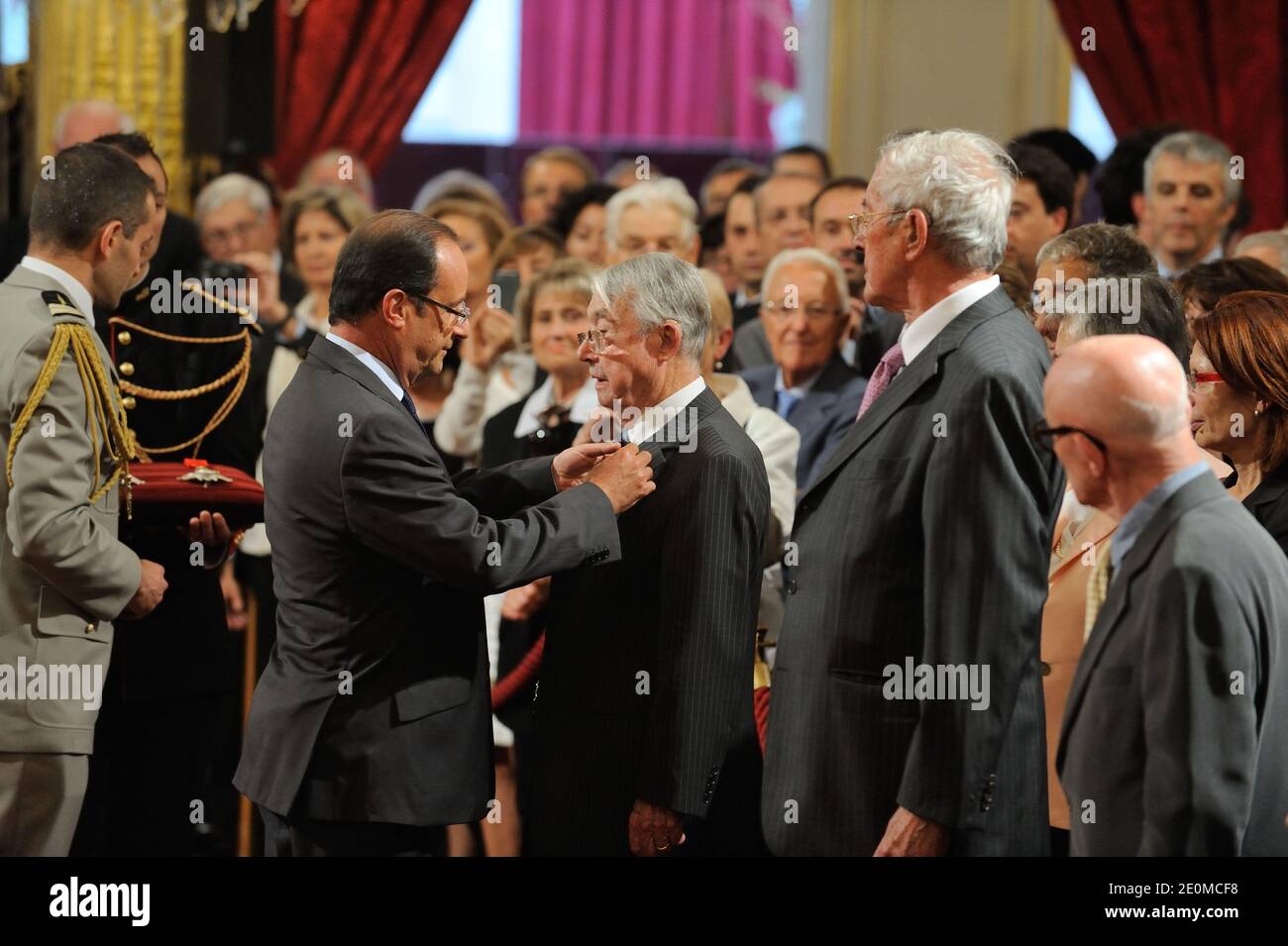 Der französische Präsident Francois Hollande verleiht dem französischen Politiker Andre Chandernagor am 18. September 2012 im Elysee-Palast in Paris den Titel des Grand Officier de la Legion d'Honneur. Foto von Jacques Witt/Pool/ABACAPRESS.COM Stockfoto