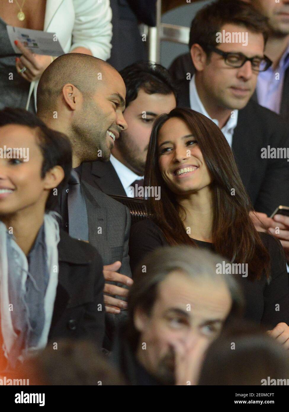 Tony Parker und seine Freundin Axelle während des UEFA Champions League Group A Fußballmatches Paris Saint-Germain gegen Dynamo Kiev am 18. September 2012 im Stadion Parc des Princes in Paris, Frankreich. PSG gewann 4:1. Foto von ABACAPRESS.COM Stockfoto