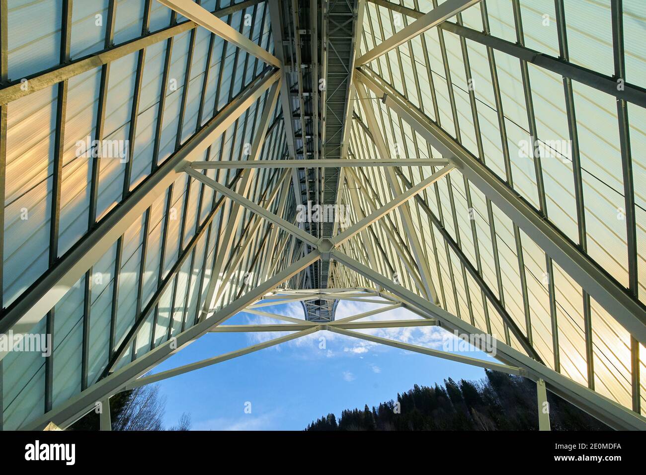 Sprungturmbau, Architektur beim Vierschanzentournee Skisprung im Olympiastadion, große Olympiaschanze in Garmisch-Partenkirchen, Bayern, Deutschland, 01. Januar 2021. © Peter Schatz / Alamy Live News Stockfoto