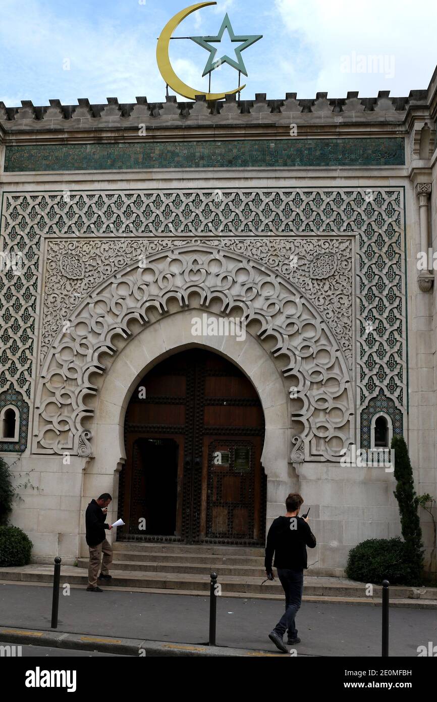 Anti-Aufruhr-Polizisten stehen vor der Moschee, als Polizei in mehreren Bereichen der Stadt eingesetzt wurde, um ein Verbot von Protesten gegen einen Anti-Islam-Film oder gegen eine französische Zeitschrift durchzusetzen, die Karikaturen veröffentlicht, die den Propheten Mohammed verspotteten. Frankreichs muslimische Führer forderten am 21. September die Militanten auf, dem Protestverbot nicht zu trotzen, da ein Sicherheitsalarm am 22. September 2012 die französischen Botschaften in der gesamten islamischen Welt in Paris, Frankreich, schloss. Foto von Stephane Lemouton/ABACAPRESS.COM. Stockfoto