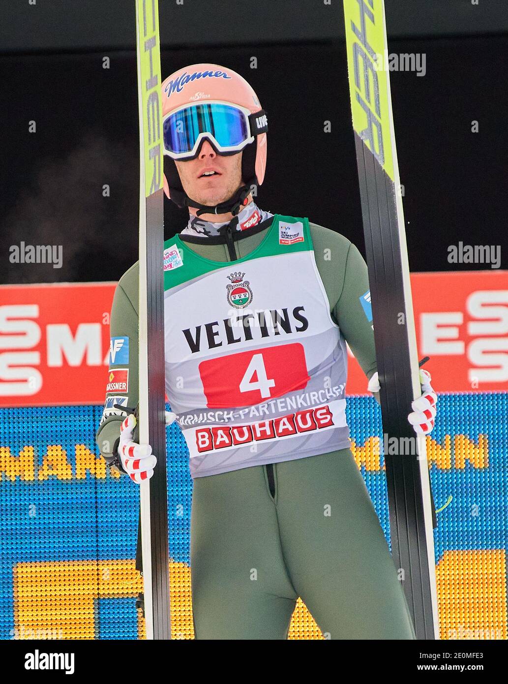 Stefan KRAFT, AUT in Aktion beim Vierschanzentournee Skisprung im Olympiastadion, große Olympiaschanze in Garmisch-Partenkirchen, Bayern, 01. Januar 2021. © Peter Schatz / Alamy Live News Stockfoto