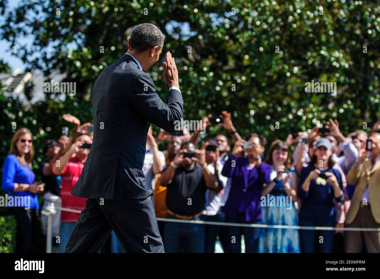 Präsident Barack Obama winkt den Zuschauern zu, als er am 22. September 2012 auf dem South Lawn des Weißen Hauses in Washington, DC, USA in Richtung Marine One geht. Der Präsident ist auf dem Weg nach Milwaukee, Wisconsin für eine Kampagne Veranstaltung. Foto von Pete Marovich/Pool/ABACAPRESS.COM Stockfoto