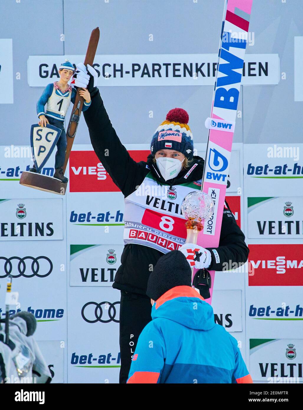 Siegerehrung mit Sieger Dawid KUBACKI erhält POL eine Trophäe von Felix NEUREUTHER, GER Alpinskifahrer und 2.place Halvor Egner GRANERUD, NOR, 3.place Piotr ZYLA, POL beim Vierschanzentournee Skisprung im Olympiastadion, große Olympiaschanze in Garmisch-Partenkirchen, Bayern, Deutschland, 01. Januar 2021. © Peter Schatz / Alamy Live News Stockfoto