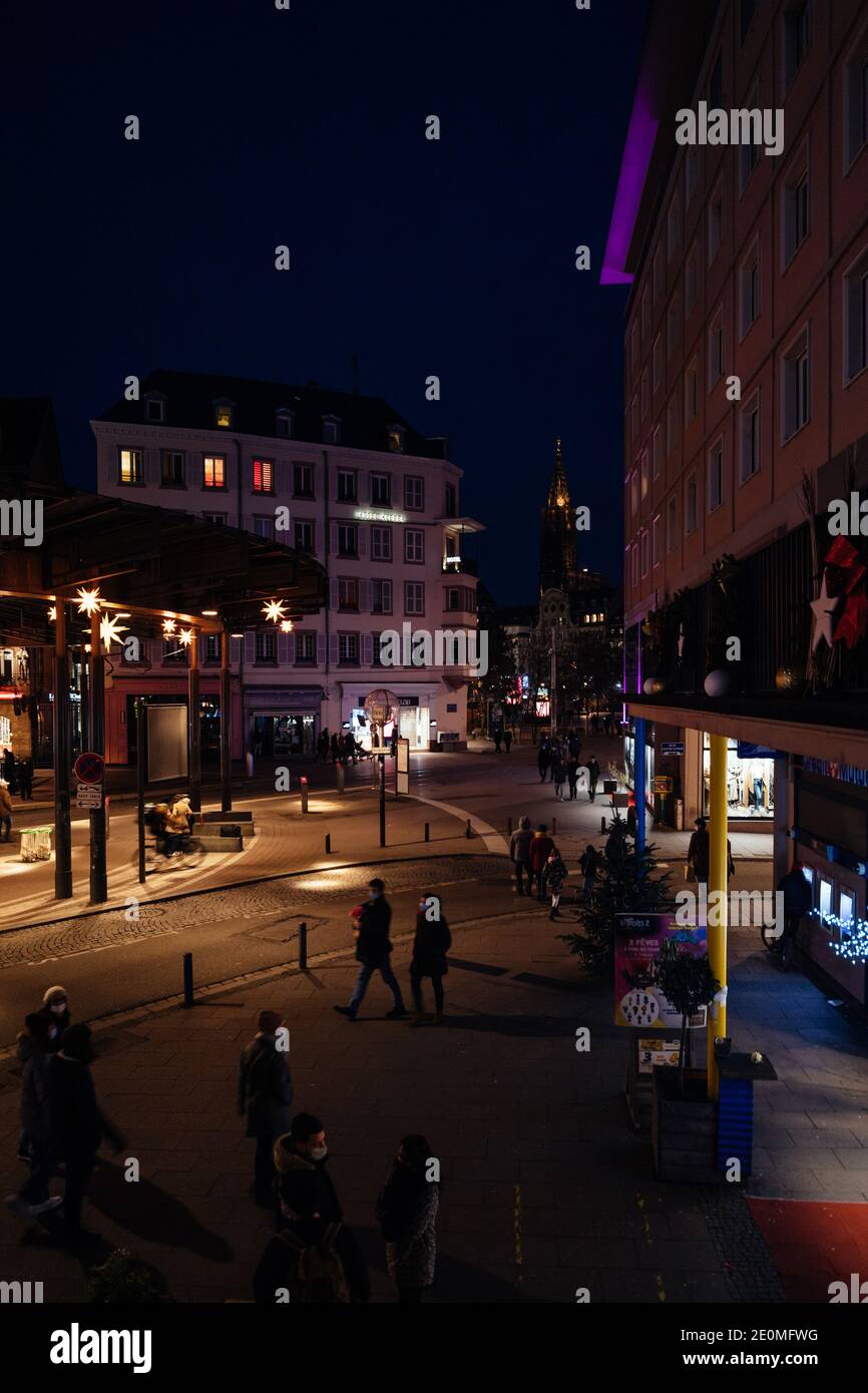 Straßburg, Frankreich - 1. Jan 2020: Wenige Fußgänger zu Fuß auf dem Place de l'Homme de Fer im Zentrum von Straßburg mit Dekorationen während der Weihnachtsferien Notre-Dame Kathedrale im Hintergrund Stockfoto