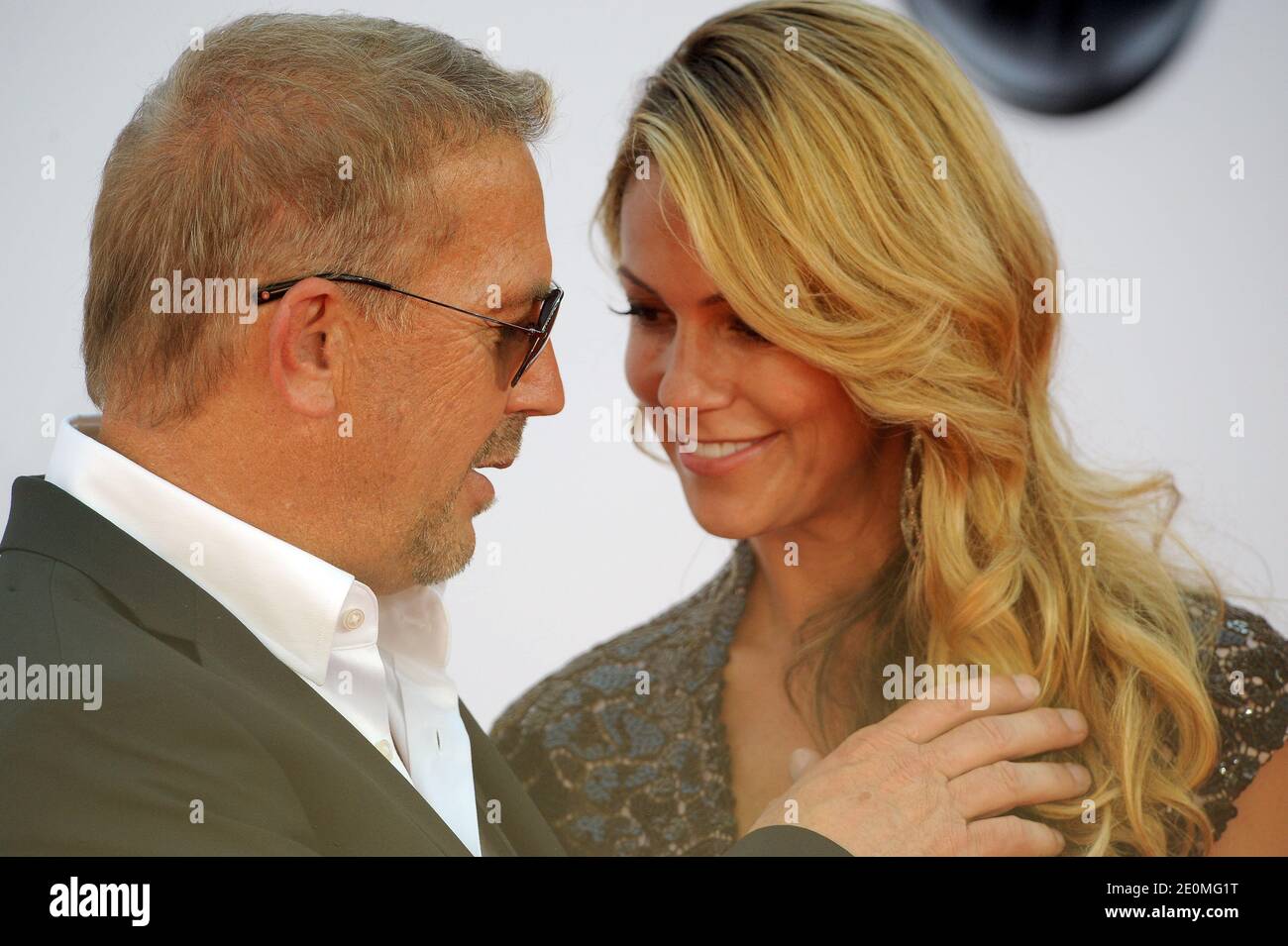 Kevin Costner und Christine Baumgartner kommen bei den 64. Annual Primetime Emmy Awards im Nokia Theater L.A. an Live in Los Angeles, CA, USA am 23. September 2012. Foto von Lionel Hahn/ABACAPRESS.COM Stockfoto