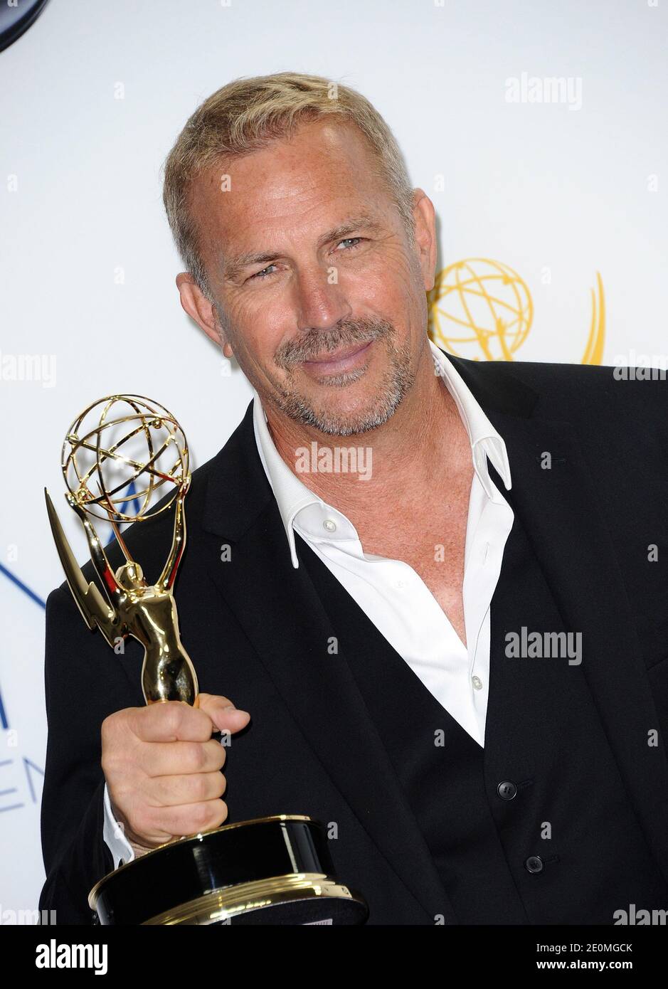 Kevin Costner, Gewinner herausragender Hauptdarsteller in einer Miniserie oder einem Film für „Hatfields and McCoys“-Posen im Presseraum während der 64. Jährlichen Primetime Emmy Awards im Nokia Theater L.A. Live in Los Angeles, CA, USA am 23. September 2012. Foto von Lionel Hahn/ABACAPRESS.COM Stockfoto