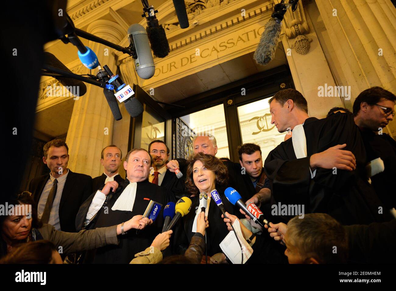 Corinne Lepage (C), einer der Anwälte des Opfers, beantwortet am 25. September 2012 die Fragen von Journalisten im Gerichtsgebäude von Paris, nachdem Frankreichs oberster Gerichtshof die Verurteilung von Total wegen Fahrlässigkeit beim Schiffsunglück der Erika am 1999 und wegen Ölpest, der einen Großteil der Atlantikküste des Landes schwärzte, bestätigte. Die Erika, ein rostiger 25 Jahre alter Tanker, der in zwei Teile brach und vor der bretonischen Küste sank, löste eine der schlimmsten Umweltkatastrophen Frankreichs aus. Die Erika trug 30,000 Tonnen Schweröl, und die Ölpest verseuchte einen großen Teil der bretonischen Küste und tötete Zehntausende Seevögel. Stockfoto
