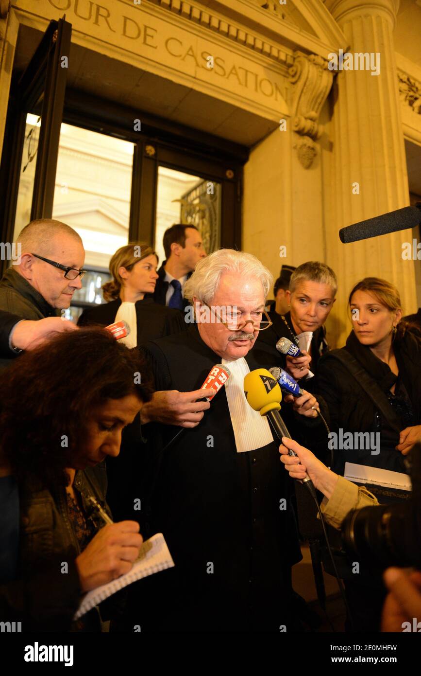 Daniel Soulez-Lariviere, Anwalt des Energieriesen Total, beantwortet am 25. September 2012 im Gerichtsgebäude von Paris die Fragen von Journalisten, nachdem Frankreichs oberster Gerichtshof die Verurteilung von Total wegen Fahrlässigkeit beim Schiffsunglück der Erika am 1999 und wegen Ölpest, der einen Großteil der Atlantikküste des Landes schwärzte, bestätigt hatte. Die Erika, ein rostiger 25 Jahre alter Tanker, der in zwei Teile brach und vor der bretonischen Küste sank, löste eine der schlimmsten Umweltkatastrophen Frankreichs aus. Die Erika trug 30,000 Tonnen Schweröl, und die Ölpest verseuchte einen großen Teil der bretonischen Küste und tötete Zehntausende von Meeren Stockfoto