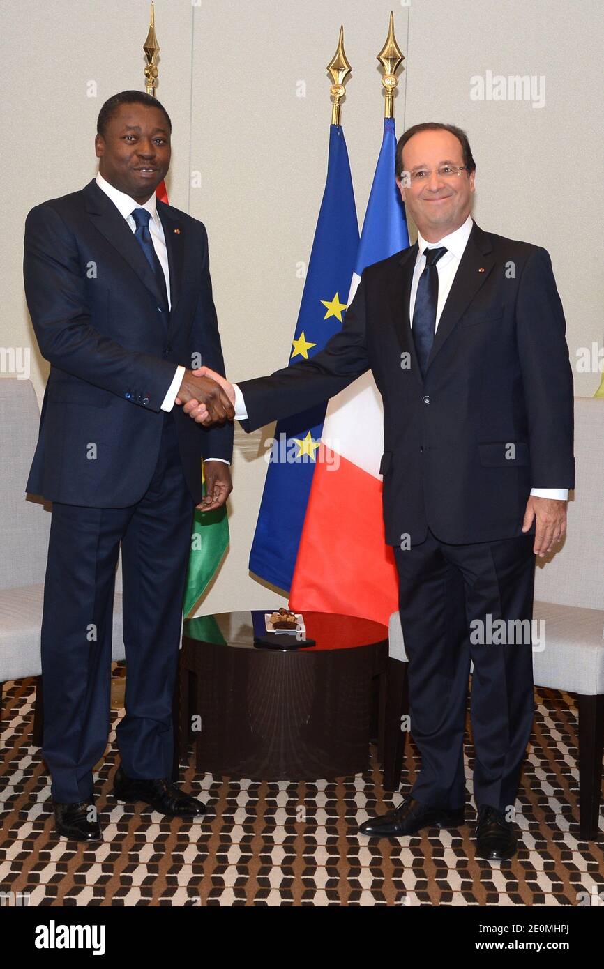 (R-L) der französische Präsident Francois Hollande trifft sich am 25. September 2012 im Setai Hotel in New York, NY, USA, mit dem Präsidenten der Republik Togo, M. Faure E. Gnassingbe. Foto von Anthony Behar/Pool/ABACAPRESS.COM Stockfoto
