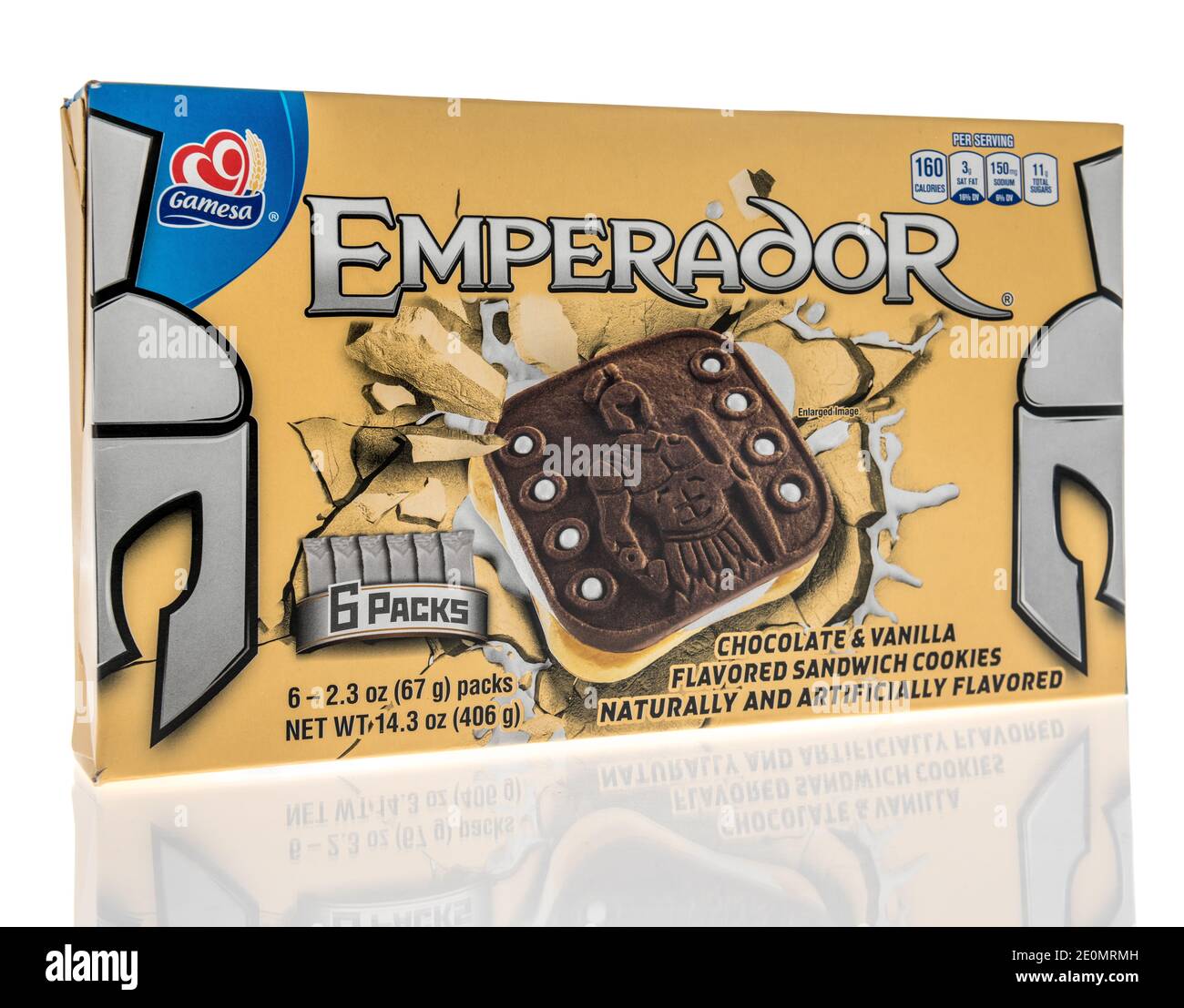 Winneconne, WI -30 Dezember 2020: Ein Paket von Gamesa emperador Cookies auf einem isolierten Hintergrund. Stockfoto