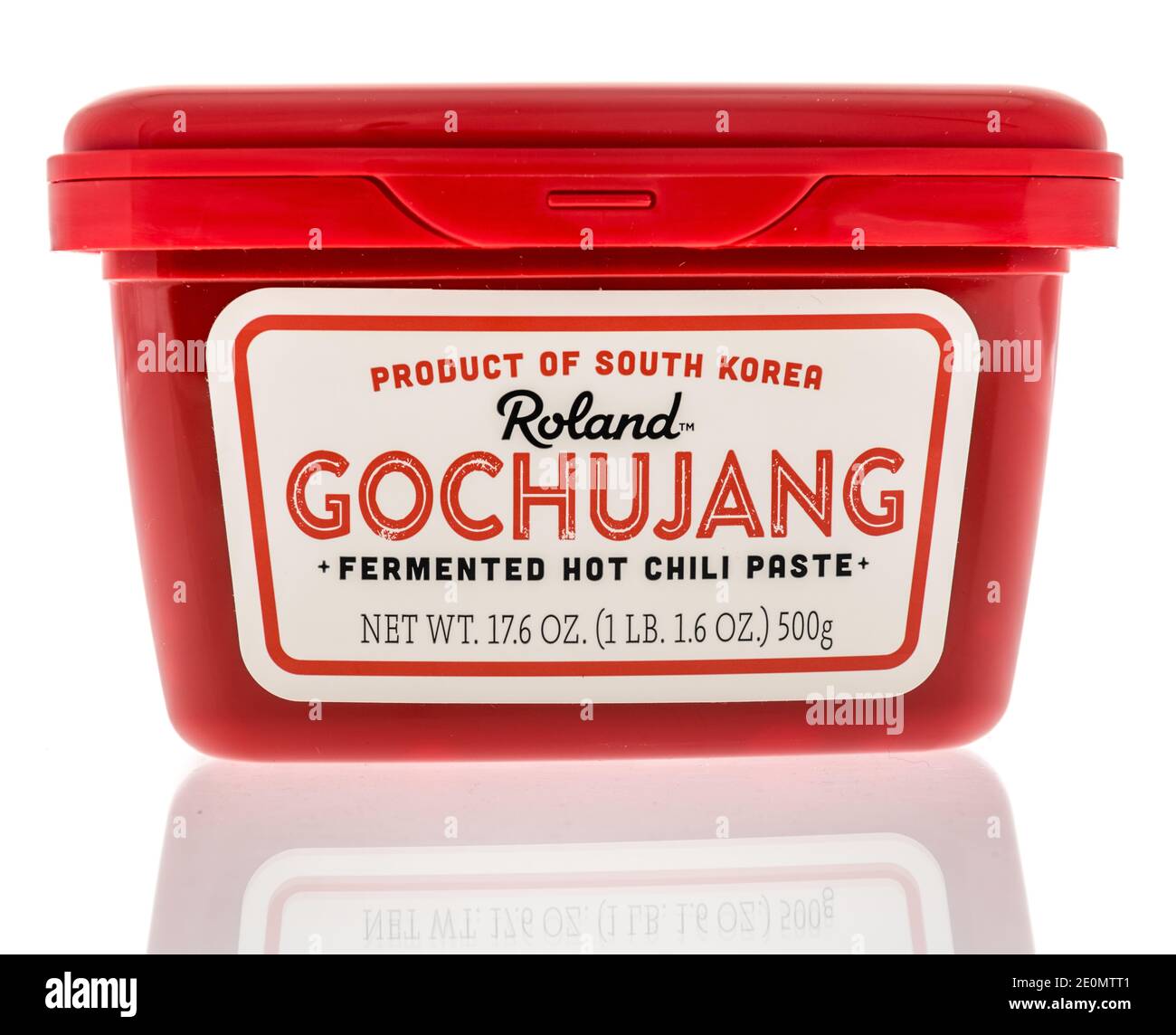 Winneconne, WI -30 Dezember 2020: Eine Packung von Roland gochujang fermentierte scharfe Chili-Paste auf einem isolierten Hintergrund. Stockfoto