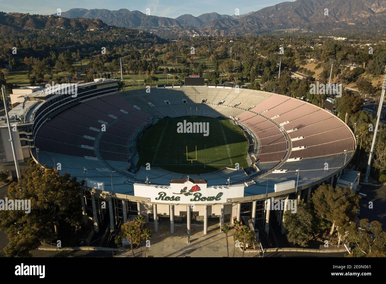 Los Angeles, Kalifornien, USA. Januar 2021. Eine Luftaufnahme der leeren Rose Bowl in Pasadena, Kalifornien, am Neujahrstag, Freitag, 1. Januar 2021, nachdem das traditionelle Rose Bowl NCAA Fußballspiel nach Texas verlegt wurde und die Rose Parade wegen der Coronavirus-Pandemie abgesagt wurde. Kredit: Ringo Chiu/ZUMA Wire/Alamy Live Nachrichten Stockfoto