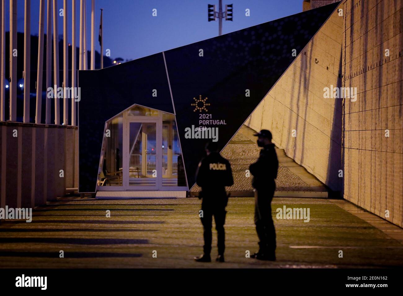 Lissabon, Portugal. Januar 2021. Das Logo der portugiesischen Präsidentschaft des Rates der Europäischen Union ist am 1. Januar 2021 im Centro Cultural de Belem in Lissabon, Portugal, zu sehen. Am 1. Januar 2021 übernahm Portugal zum vierten Mal die sechsmonatige rotierende Präsidentschaft des EU-Rates. Quelle: Pedro Fiuza/Xinhua/Alamy Live News Stockfoto