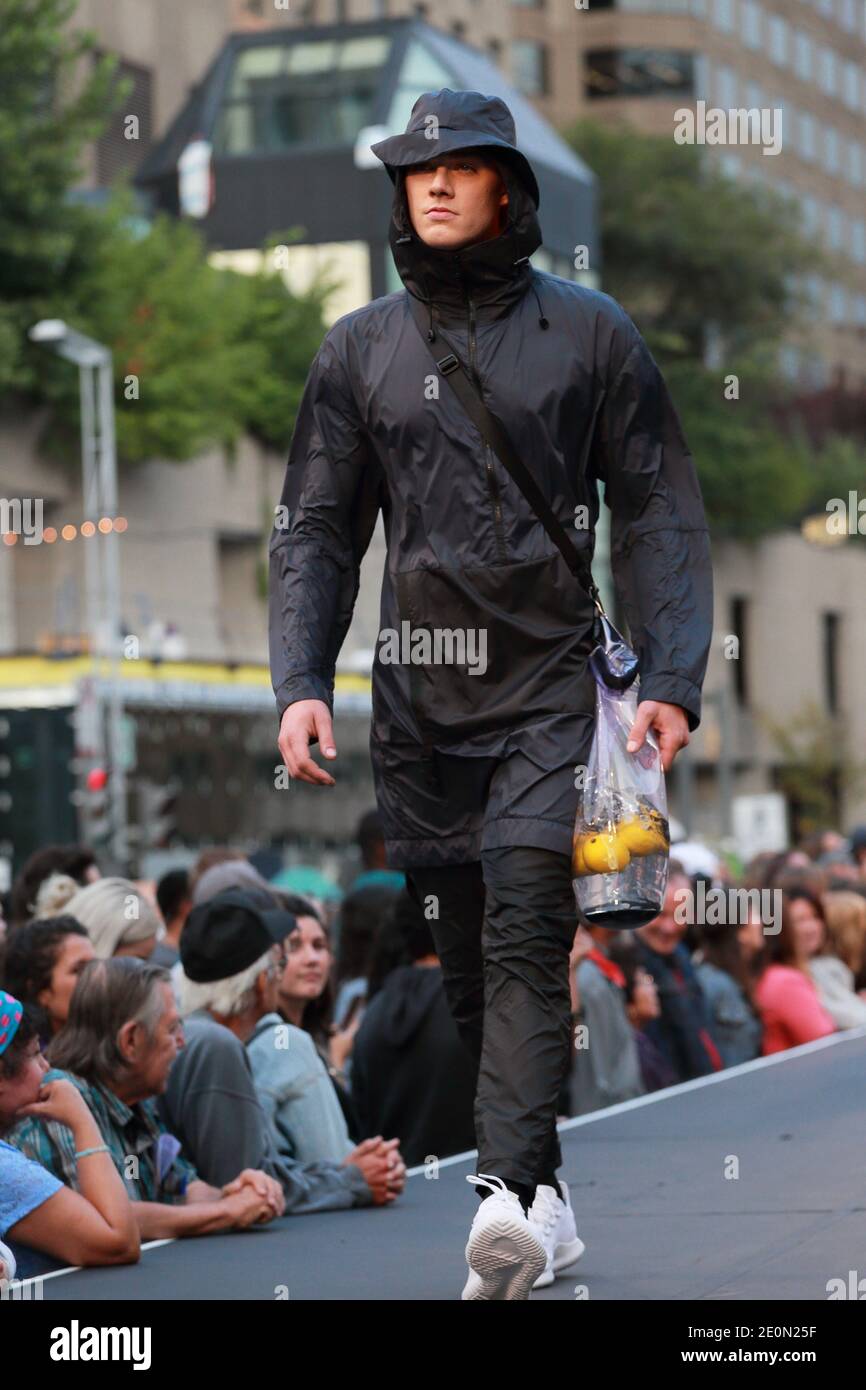 Ein männliches Model läuft auf der Piste auf der No Shelter Fashion Show, die während des Fashion and Design Festivals in Montreal stattfindet. Quebec, Kanada Stockfoto