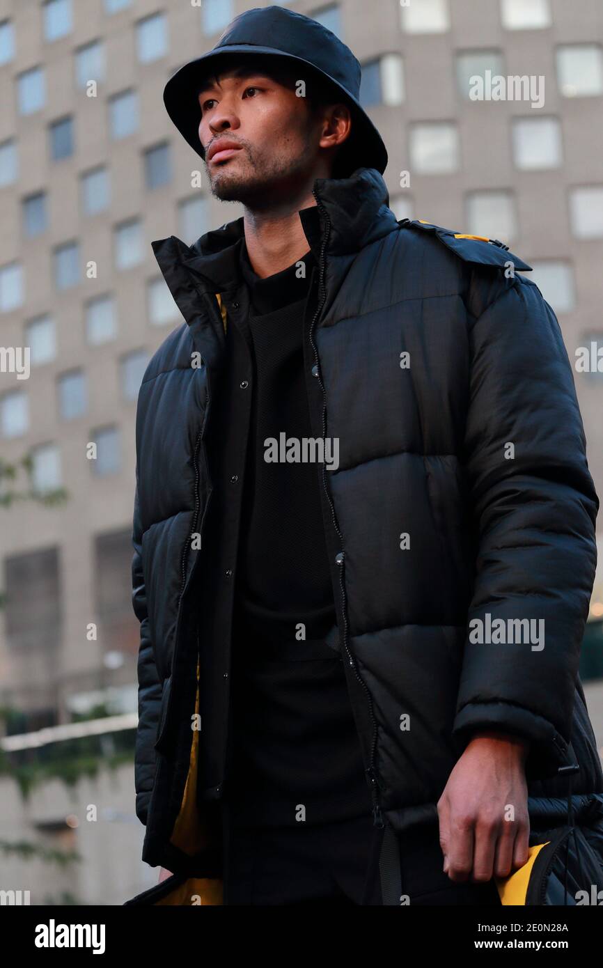 Ein männliches Model läuft auf der Piste auf der No Shelter Fashion Show, die während des Fashion and Design Festivals in Montreal stattfindet. Quebec, Kanada Stockfoto