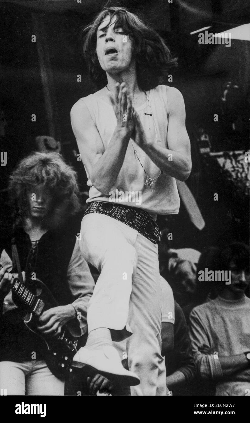 Mick Jagger trat am 5. Juli 1969 beim Rolling Stones Free Konzert im Hyde Park in London auf. Gitarrist im Hintergrund links ist Mick Taylor. Dies war sein erster Ausflug mit den Stones nach dem Tod von Brian Jones. Stockfoto