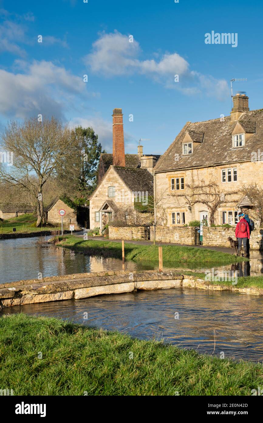 Hoher Wasserstand im cotswold-Dorf Lower Slaughter am Heiligabend. Lower Slaughter, Cotswolds, Gloucestershire, England Stockfoto