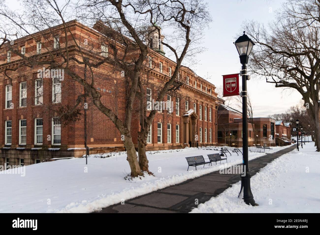 Voorhees Mall auf dem College Avenue Campus der Rutgers University, leer und schneebedeckt während der Winterpause 2020 Stockfoto