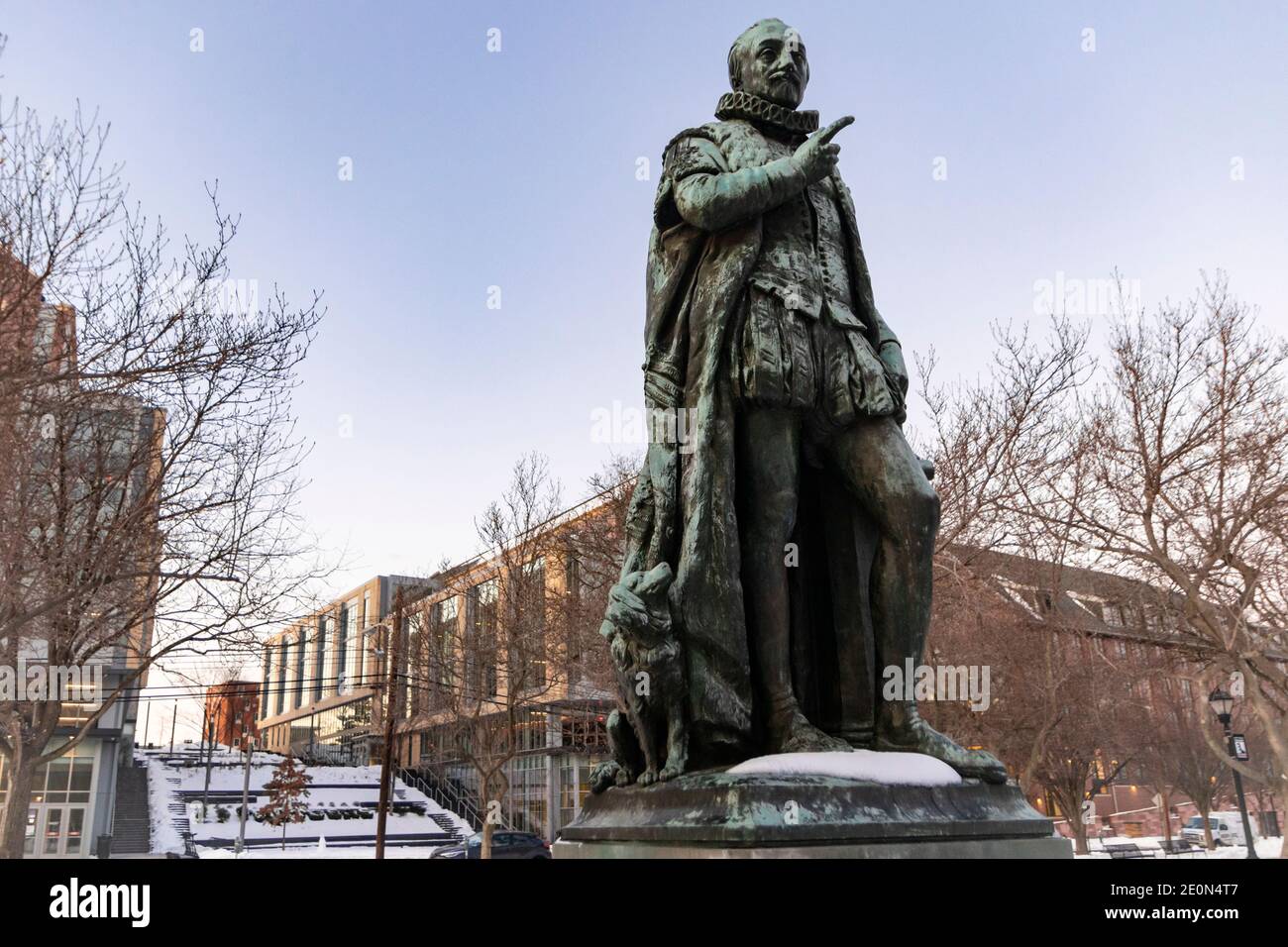 Bronzestatue von William dem Stillen (William I., Prinz von Orange) in der Voorhees Mall auf dem College Avenue Campus der Rutgers University; während der Winterpause Stockfoto