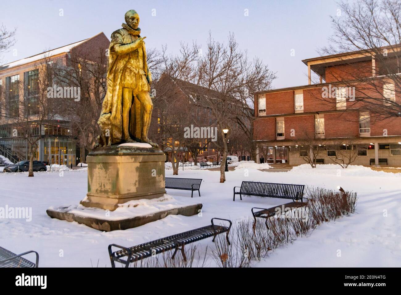 Bronzestatue von William dem Stillen (William I., Prinz von Orange) in der Voorhees Mall auf dem College Avenue Campus der Rutgers University; während der Winterpause Stockfoto