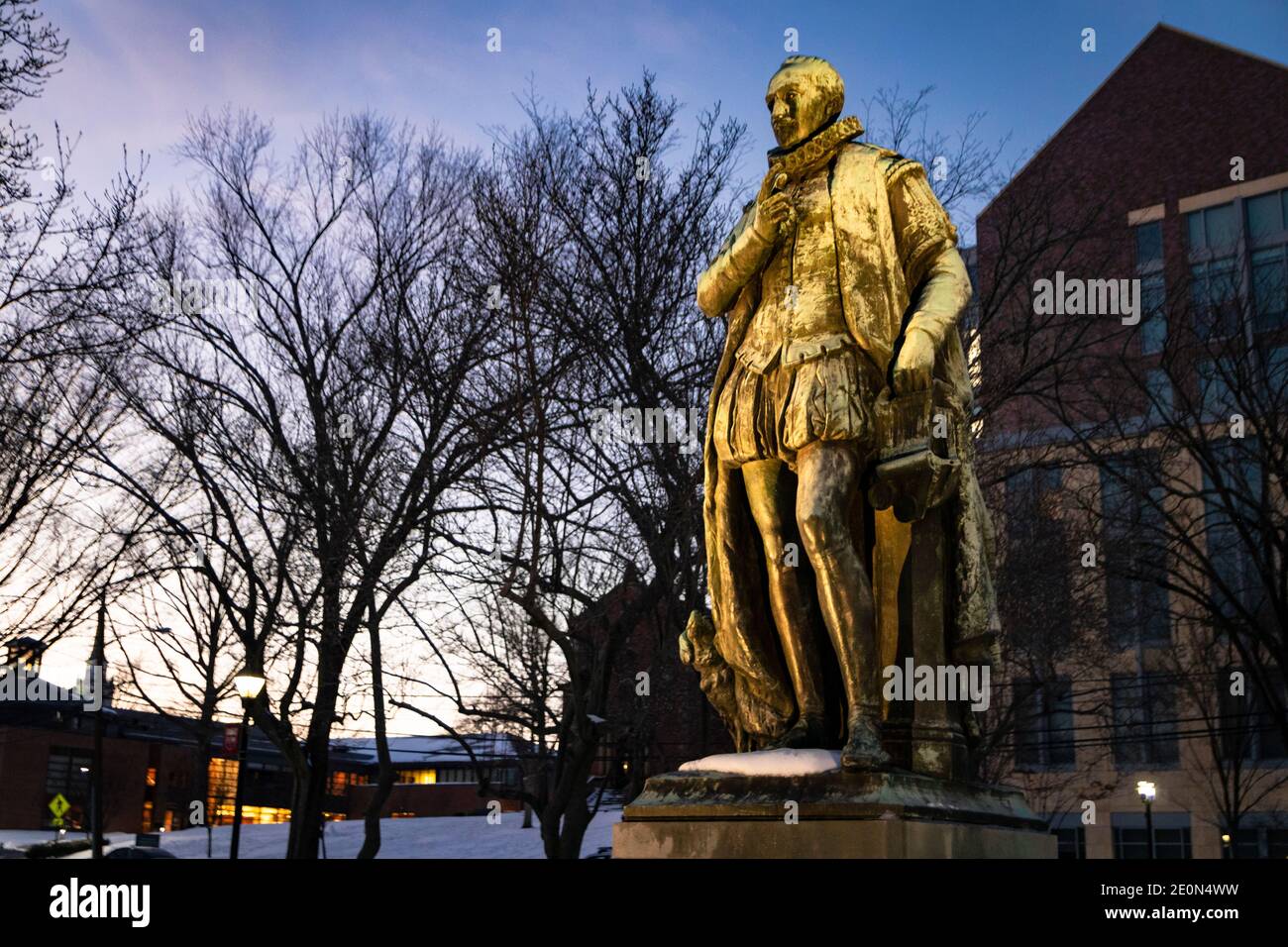 Bronzestatue von William dem Stillen (William I., Prinz von Orange) in der Voorhees Mall auf dem College Avenue Campus der Rutgers University; während der Winterpause Stockfoto