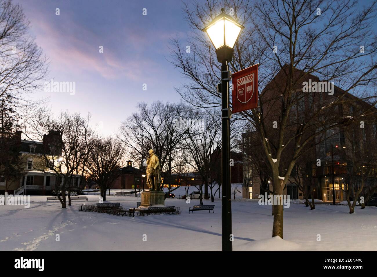 Voorhees Mall auf dem College Avenue Campus der Rutgers University, leer und schneebedeckt während der Winterpause 2020 Stockfoto