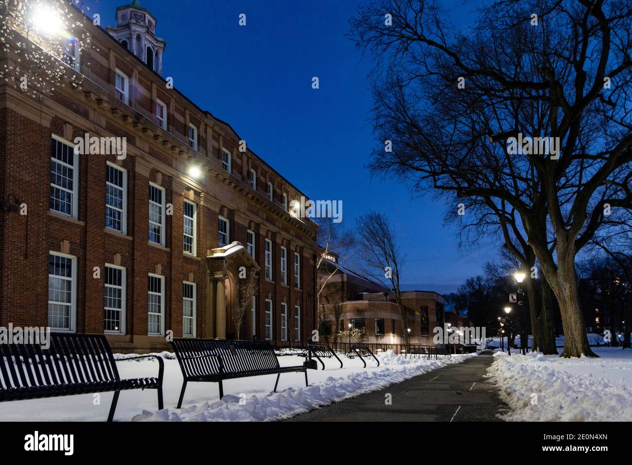 Voorhees Mall auf dem College Avenue Campus der Rutgers University; eine leere und schneebedeckte Abendansicht während der Winterpause 2020 Stockfoto
