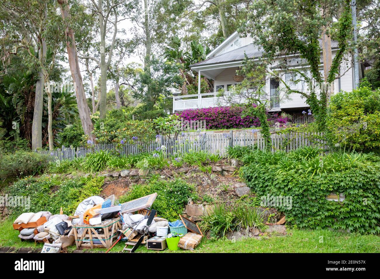 Abholung durch den Rat, Northern Beaches der rat in Sydney betreibt zweimal jährlich im Voraus gebuchte Sammlung von harten Abfällen aus jedem Haushalt an der Bordsteinseite Stockfoto